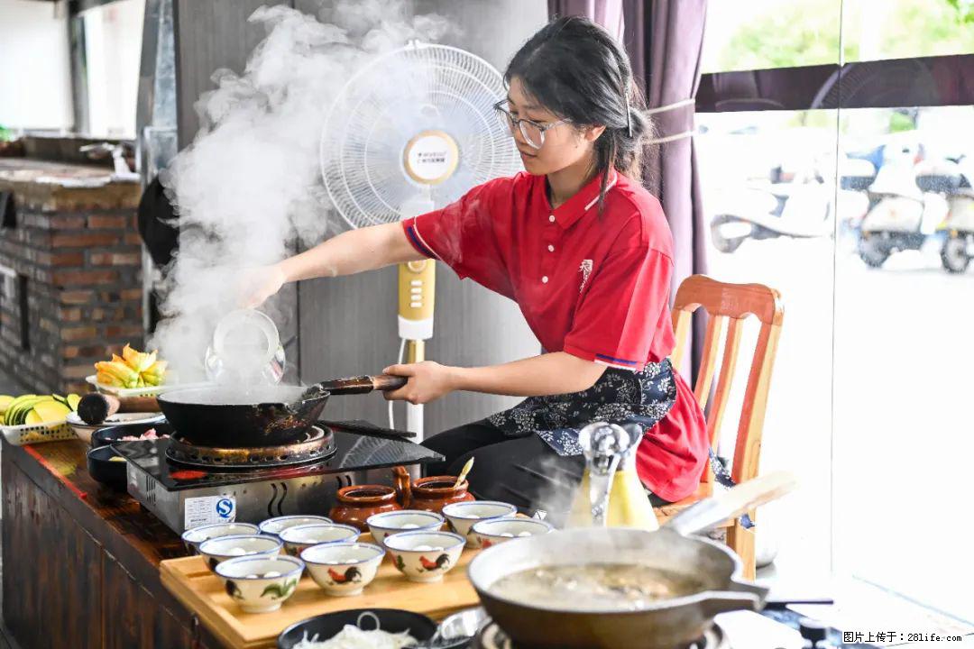 全网追的“扁担女孩”，找了一份暑假工，时薪12元 - 双鸭山生活资讯 - 双鸭山28生活网 sys.28life.net